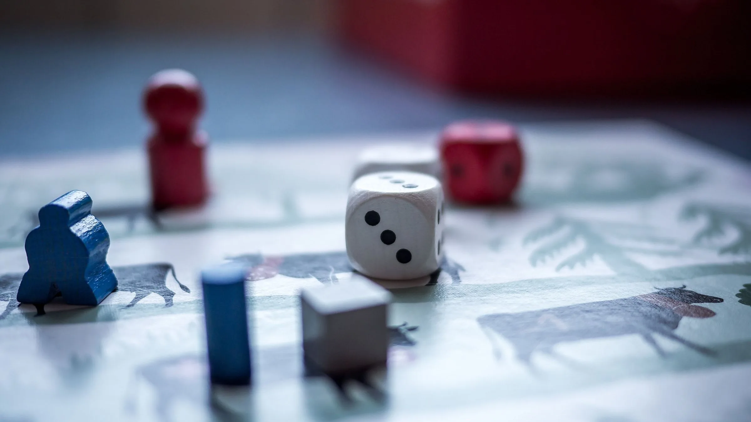 Pions et dés posés sur un plateau de jeu de société